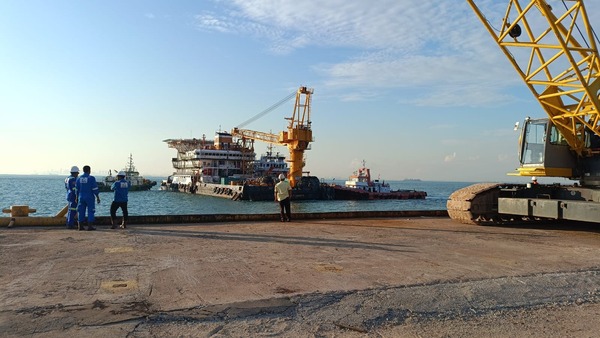 Assist tug berthing Photo
