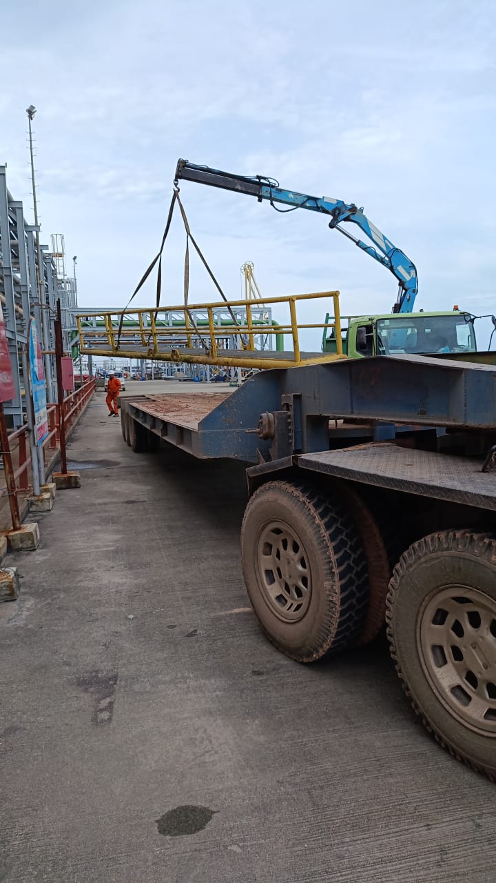 Raise the gangway to the trailer Photo